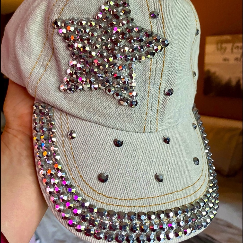 Light blue, women’s Jean hat with accents.